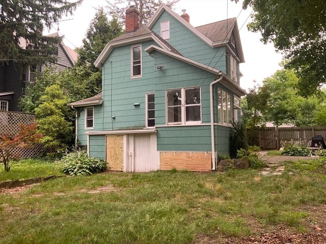 213 Locust St, Holyoke, MA 01040