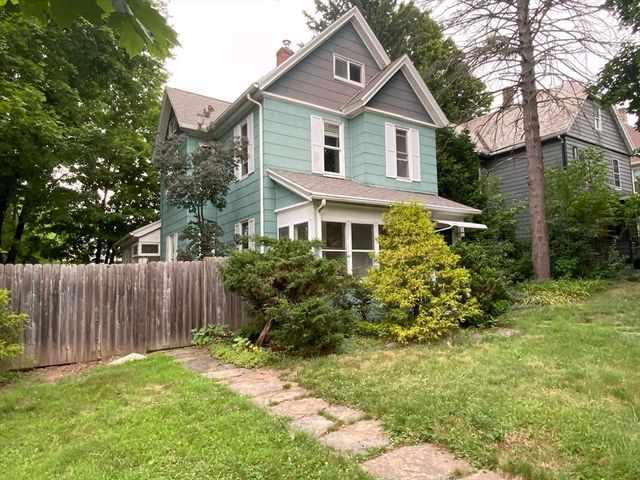 213 Locust St, Holyoke, MA 01040