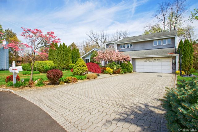 11 Bonnie Lynn Court, Roslyn, NY 11576