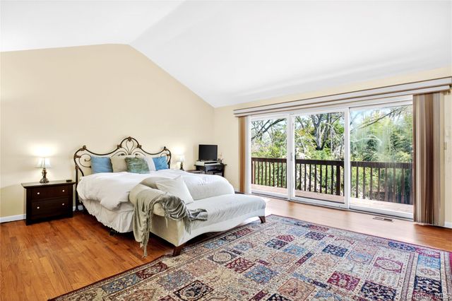 11 Bonnie Lynn Court, Roslyn, NY 11576