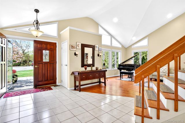 11 Bonnie Lynn Court, Roslyn, NY 11576