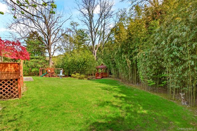11 Bonnie Lynn Court, Roslyn, NY 11576