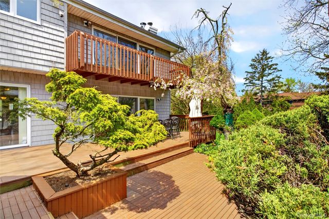 11 Bonnie Lynn Court, Roslyn, NY 11576