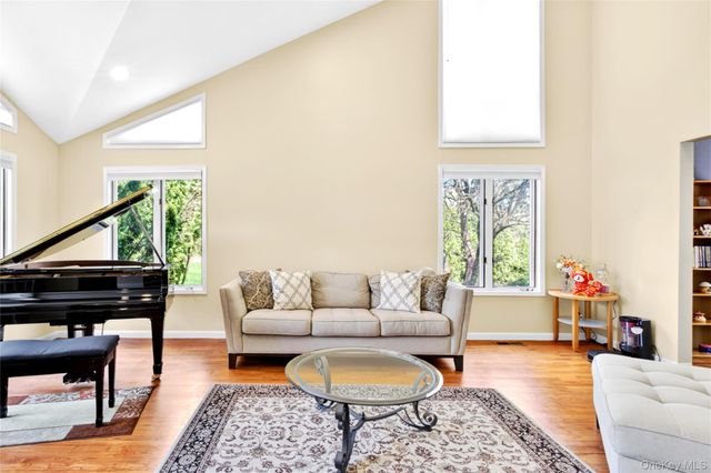 11 Bonnie Lynn Court, Roslyn, NY 11576