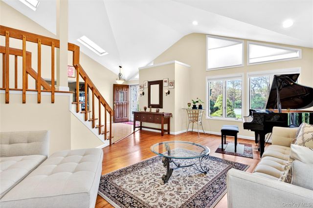 11 Bonnie Lynn Court, Roslyn, NY 11576
