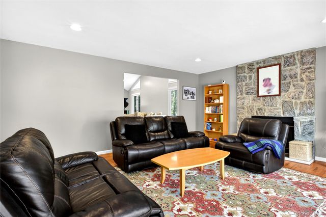 11 Bonnie Lynn Court, Roslyn, NY 11576
