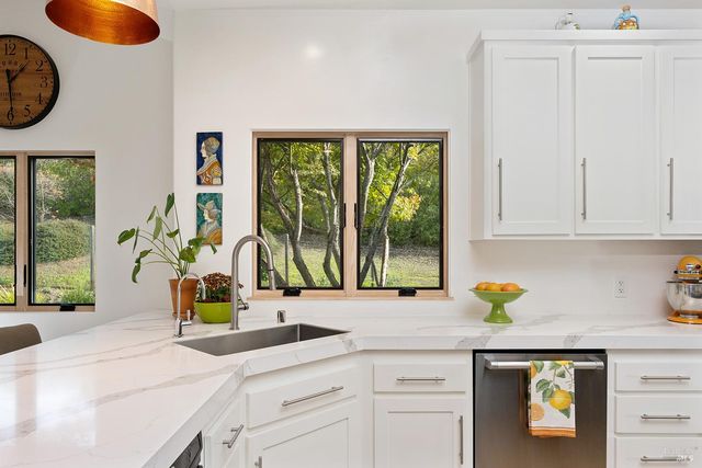 1127 Highland Ranch Rd, Cloverdale, CA 95425