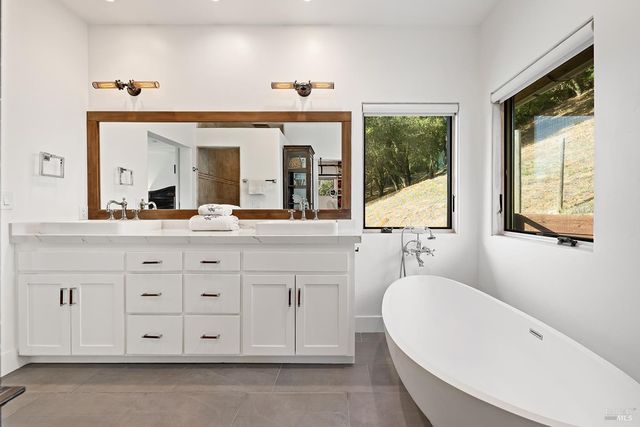 1127 Highland Ranch Rd, Cloverdale, CA 95425