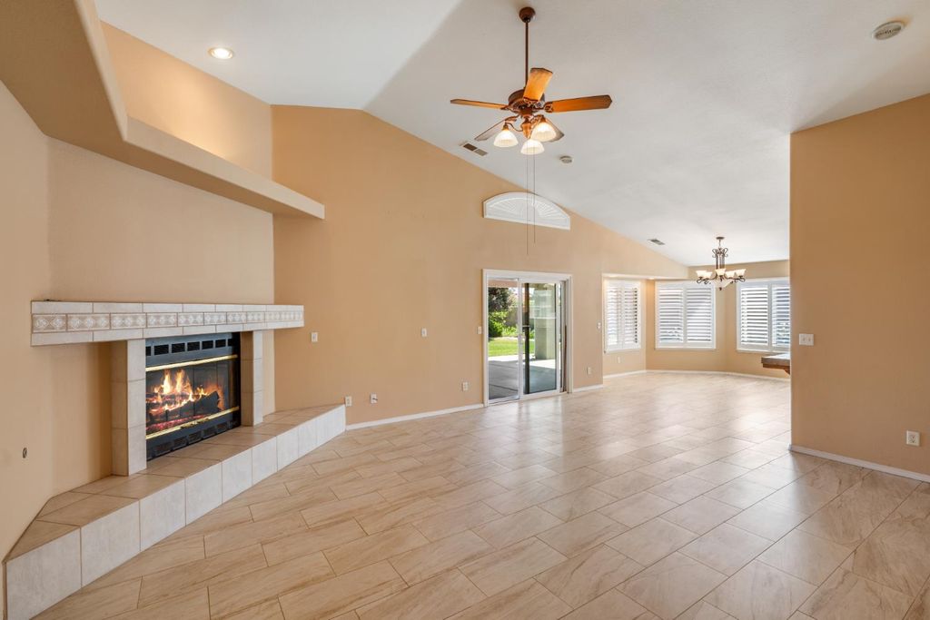 Image 11 of property listing at 43 East Loop, Madera, CA 93637