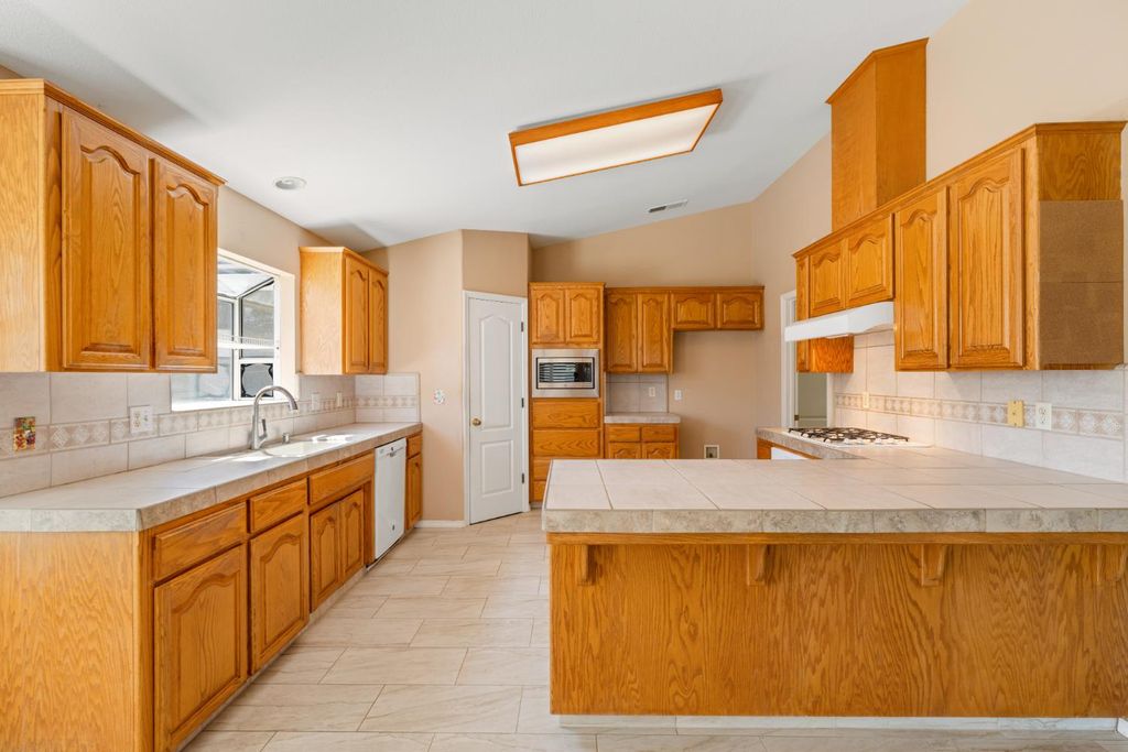 Image 16 of property listing at 43 East Loop, Madera, CA 93637