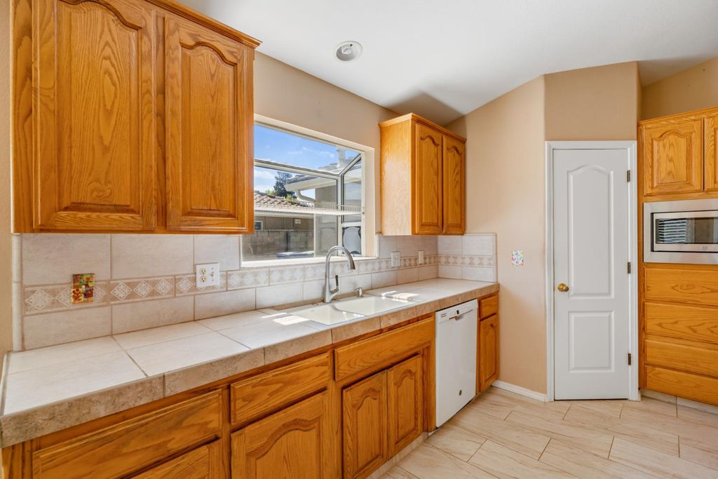 Image 17 of property listing at 43 East Loop, Madera, CA 93637