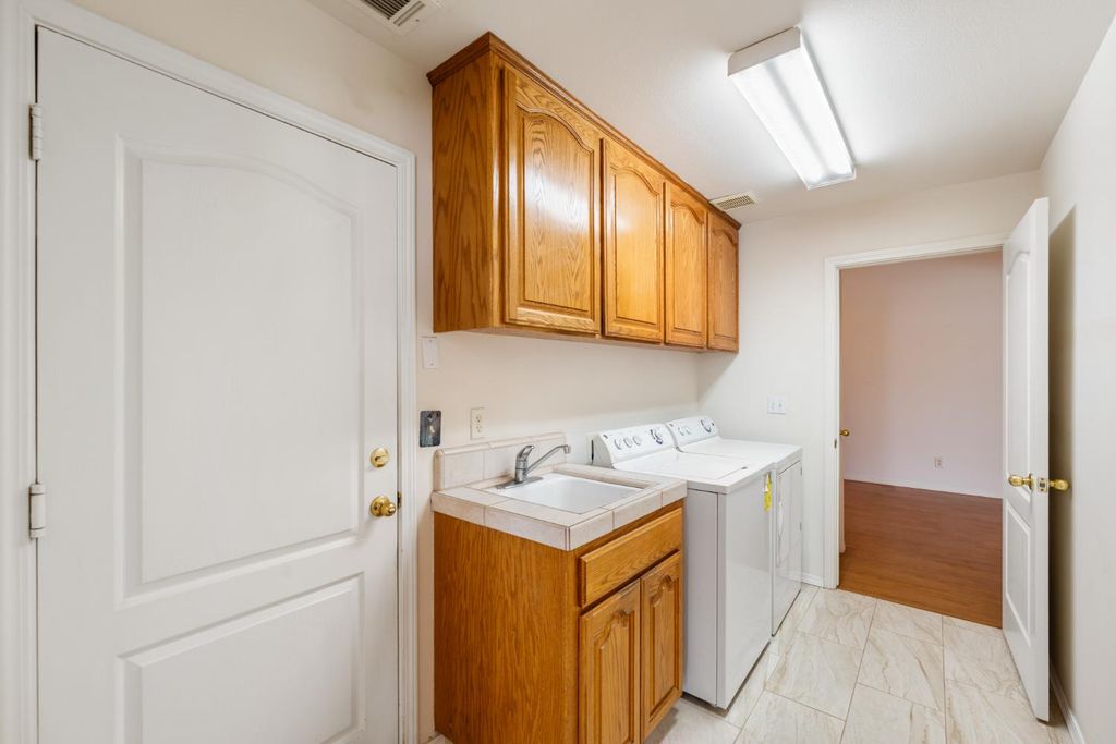 Image 20 of property listing at 43 East Loop, Madera, CA 93637