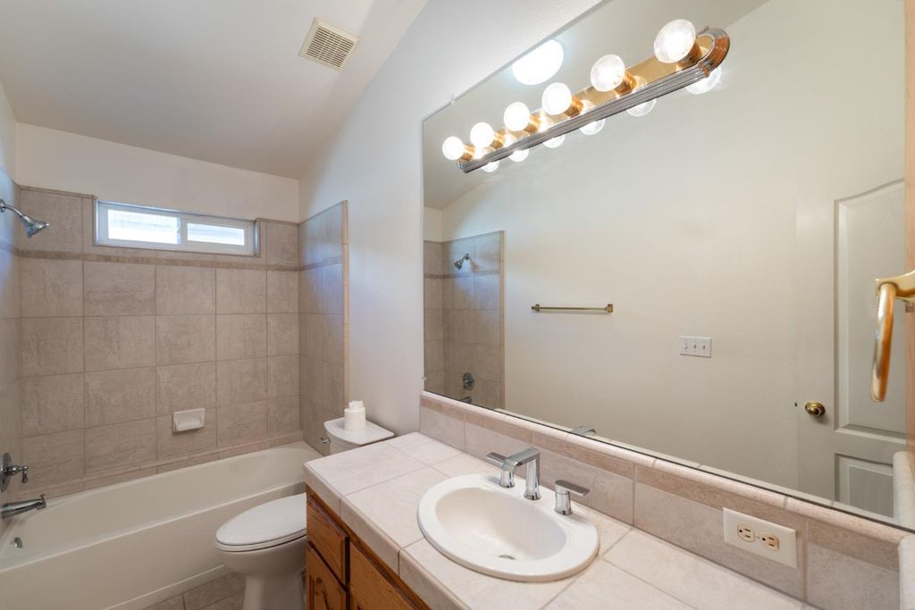 Image 29 of property listing at 43 East Loop, Madera, CA 93637