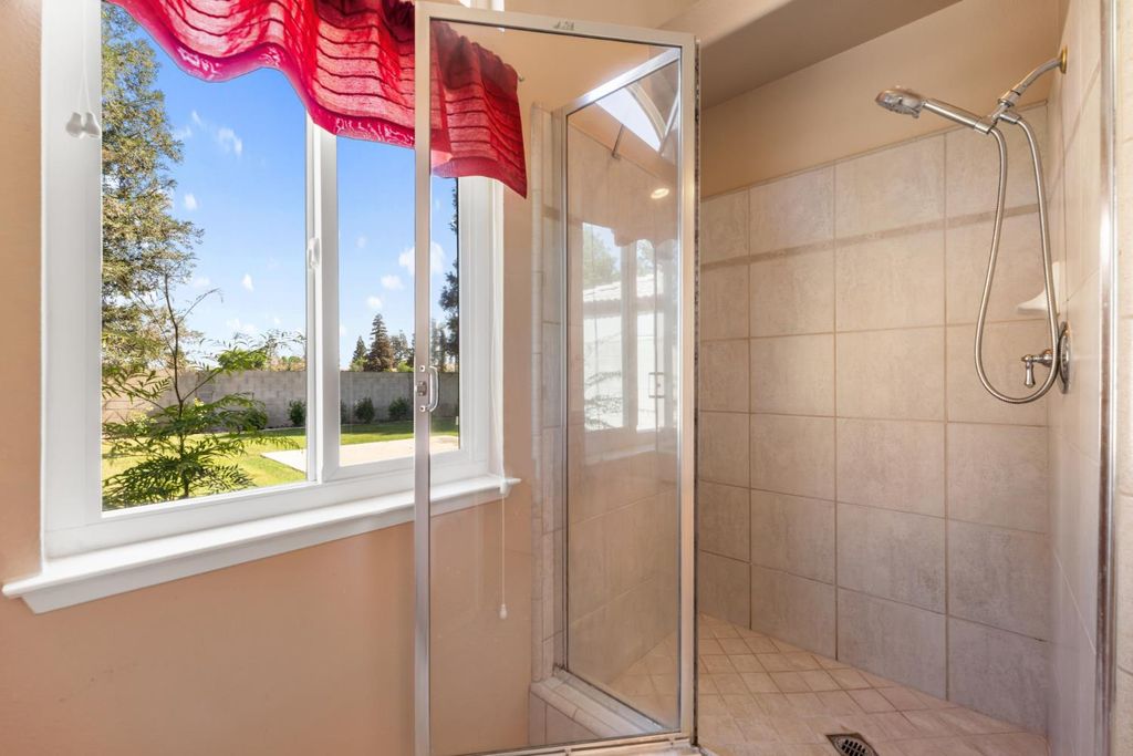 Image 36 of property listing at 43 East Loop, Madera, CA 93637