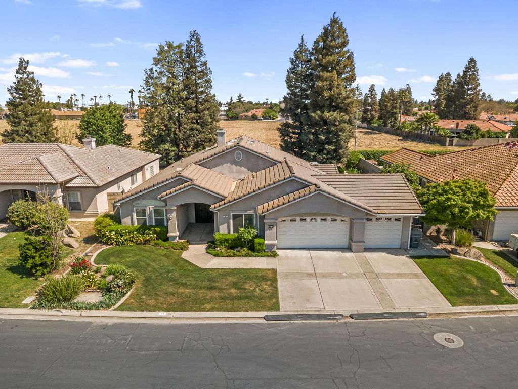 Image 43 of property listing at 43 East Loop, Madera, CA 93637