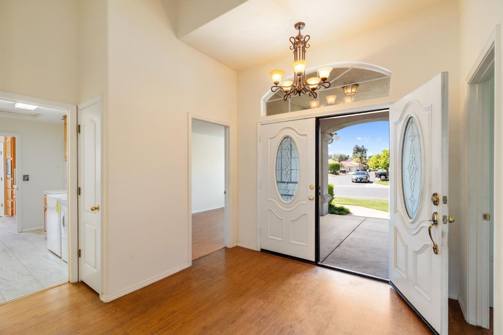 Image 9 of property listing at 43 East Loop, Madera, CA 93637