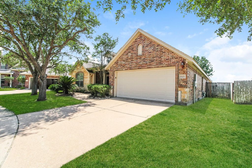 5705 Emerald Brook Lane, League City, TX 77573
