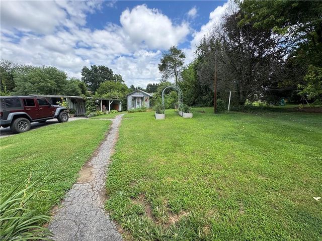 816 W Haymore Street, Mount Airy, NC 27030