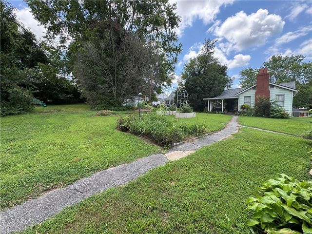 816 W Haymore Street, Mount Airy, NC 27030