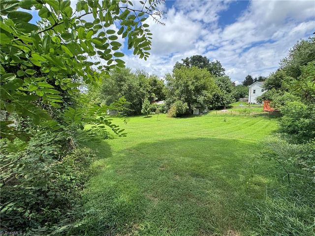 816 W Haymore Street, Mount Airy, NC 27030