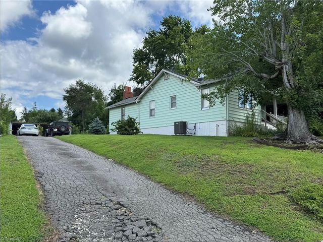 816 W Haymore Street, Mount Airy, NC 27030