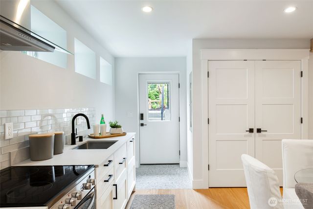 2511 2nd Avenue W, Seattle, WA 98119