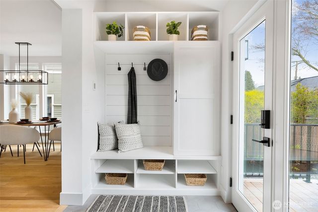 2511 2nd Avenue W, Seattle, WA 98119