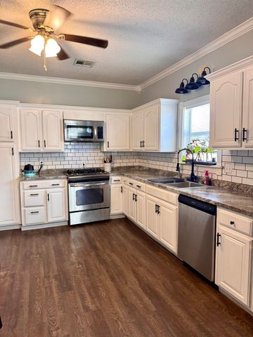 588 Pacific St, Berwick, LA 70342