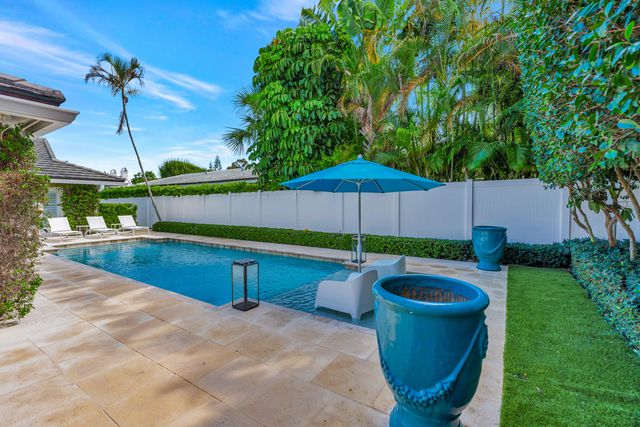 136 WORTH Court S, West Palm Beach, FL 33405