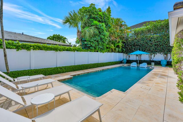136 WORTH Court S, West Palm Beach, FL 33405