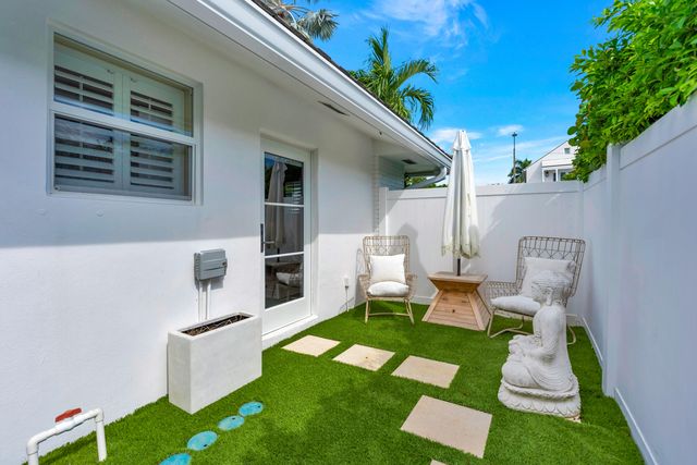136 WORTH Court S, West Palm Beach, FL 33405