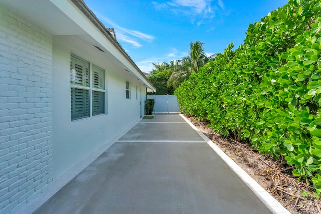 136 WORTH Court S, West Palm Beach, FL 33405