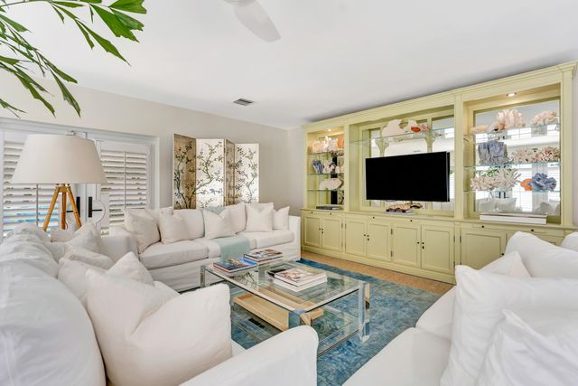 136 WORTH Court S, West Palm Beach, FL 33405