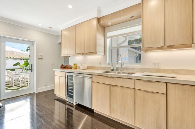 136 WORTH Court S, West Palm Beach, FL 33405