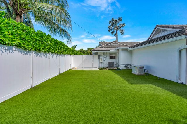136 WORTH Court S, West Palm Beach, FL 33405