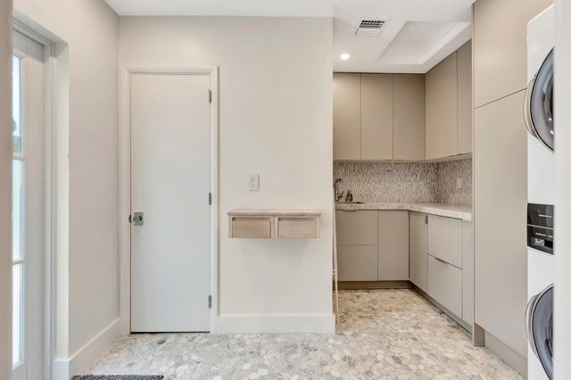 136 WORTH Court S, West Palm Beach, FL 33405
