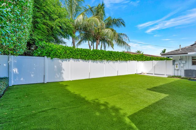 136 WORTH Court S, West Palm Beach, FL 33405