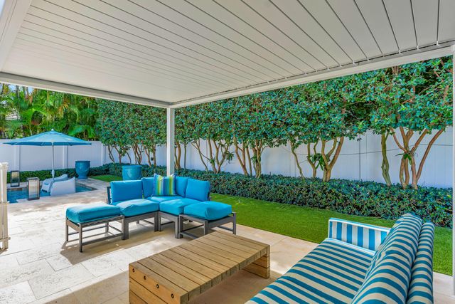 136 WORTH Court S, West Palm Beach, FL 33405