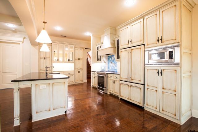 2238 Thornwood Dr., Tyler, TX 75703