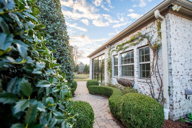 2238 Thornwood Dr., Tyler, TX 75703