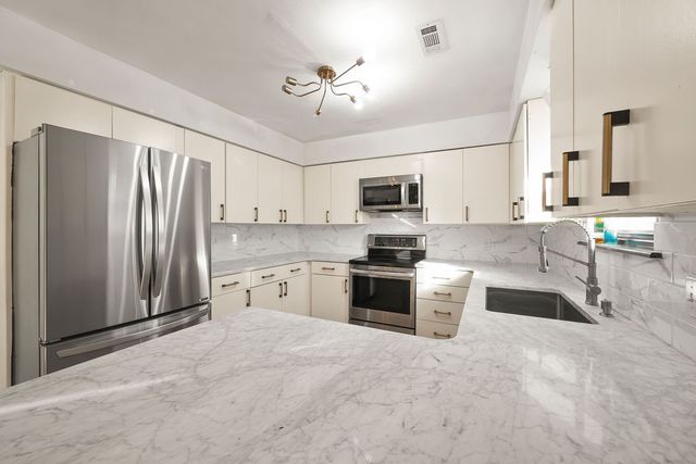 2648 N Wakefield Place, Fayetteville, AR 72703