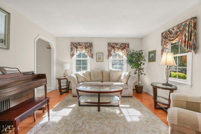169 Pilgrim Dr, Holden, MA 01520
