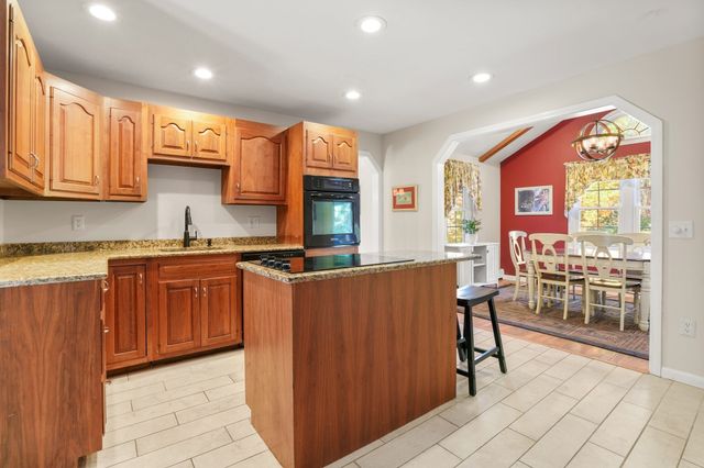 169 Pilgrim Dr, Holden, MA 01520
