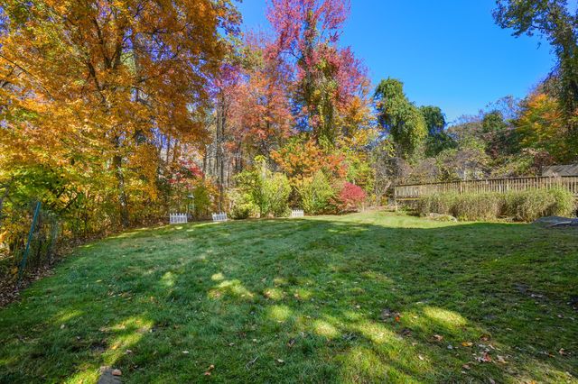 169 Pilgrim Dr, Holden, MA 01520