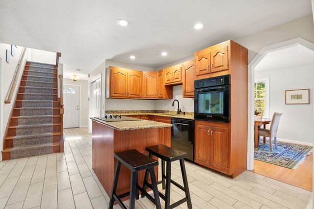169 Pilgrim Dr, Holden, MA 01520