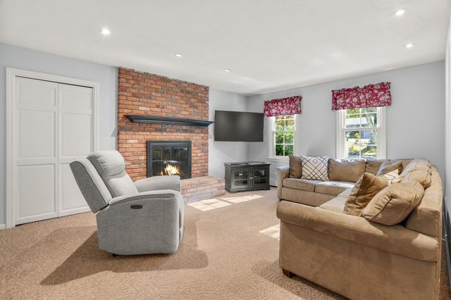 169 Pilgrim Dr, Holden, MA 01520