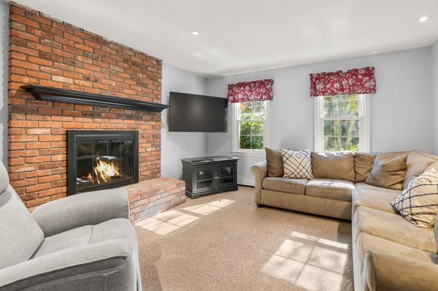 169 Pilgrim Dr, Holden, MA 01520