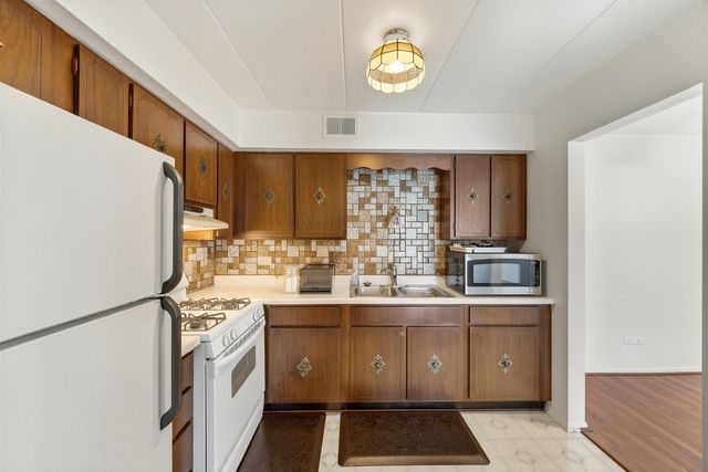 3237 S Manor Drive 110, Lansing, IL 60438
