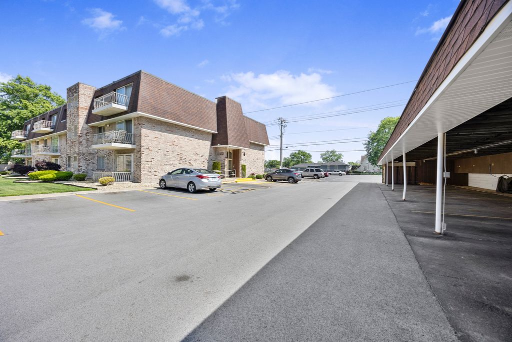 3237 S Manor Drive 110, Lansing, IL 60438