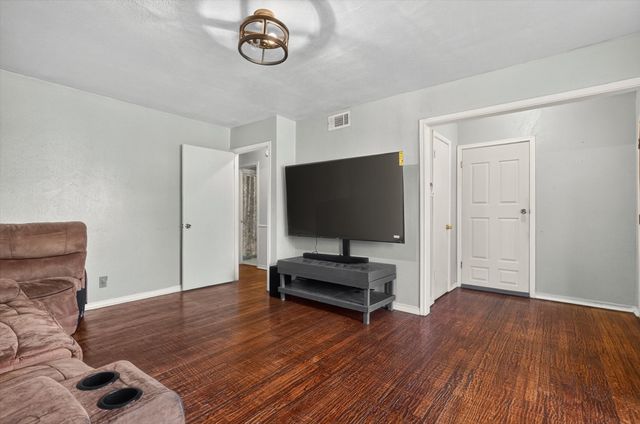 1029 S Bryan Street, Mesquite, TX 75149